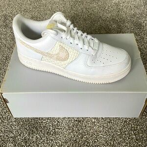 barely worn air force ones!! super cute floral 🤍